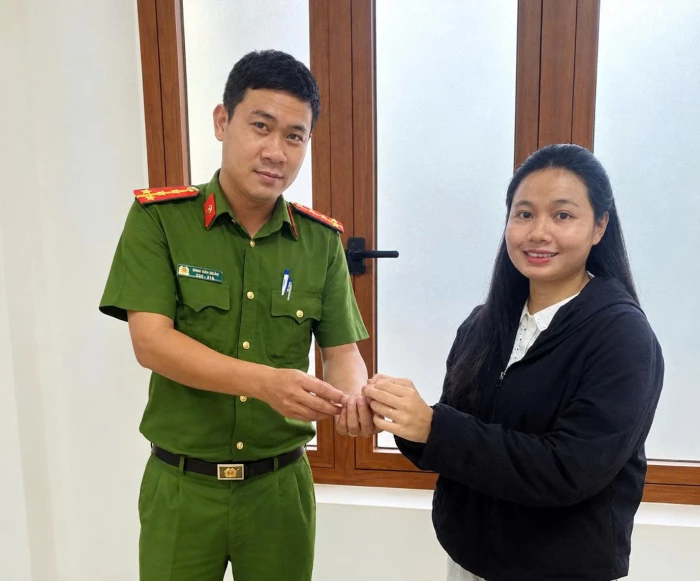 Nữ kiểm lâm nhặt được nhẫn, tìm người đánh rơi để trả lại