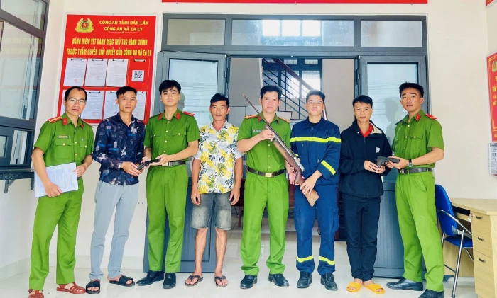 Chiến sĩ công an vận động 3 người dân giao nộp nhiều vũ khí nguy hiểm