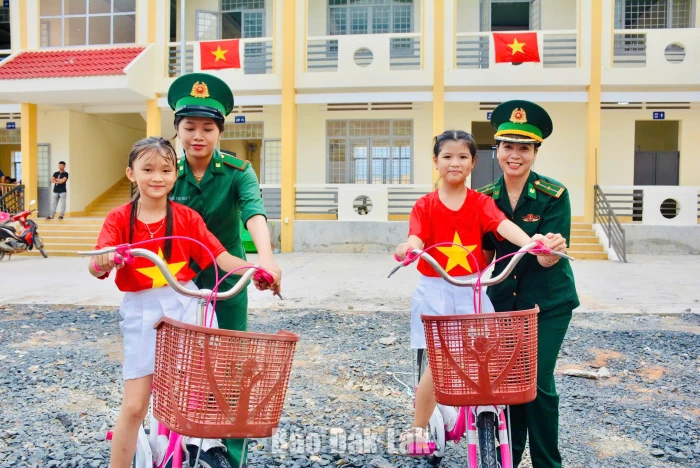 Phụ nữ Bộ đội Biên phòng tổ chức nhiều hoạt động hướng về phụ nữ, trẻ em vùng biên