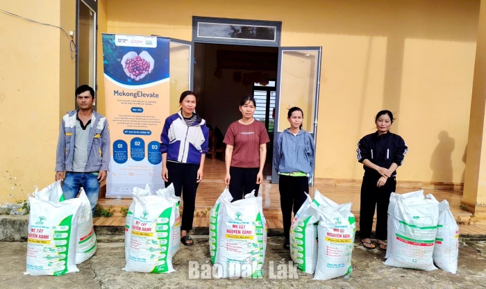 Hỗ trợ phân bón vi sinh cho 200 hộ dân địa bàn xã Ea Drông