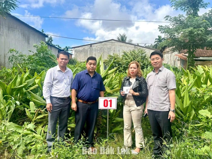 Xã Ea Ktur bàn giao đất ở hỗ trợ đồng bào dân tộc thiểu số