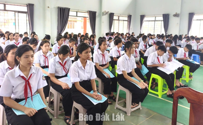 ​​​​​​​Tăng trường tuyên truyền pháp luật về bình đẳng giới và chính sách dân tộc tại trường học