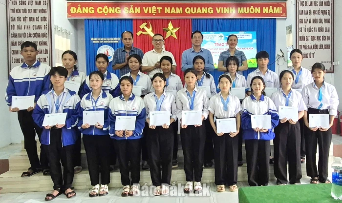 Trao 40 suất học bổng cho học sinh hoàn cảnh khó khăn