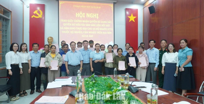 Xã Ea Kar trao giấy chứng nhận quyền sử dụng đất cho 15 hộ đồng bào dân tộc thiểu số