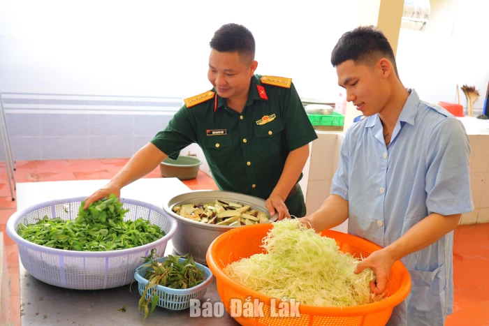 Những người giữ lửa bếp nuôi quân