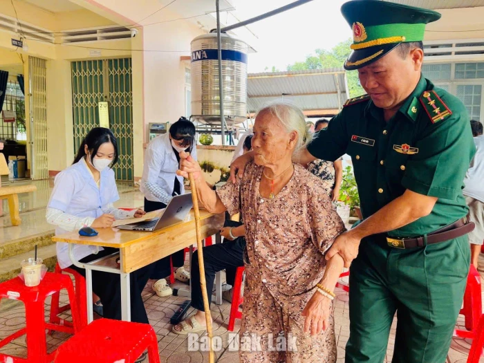 Bộ đội Biên phòng hỗ trợ người dân khám sức khỏe định kỳ