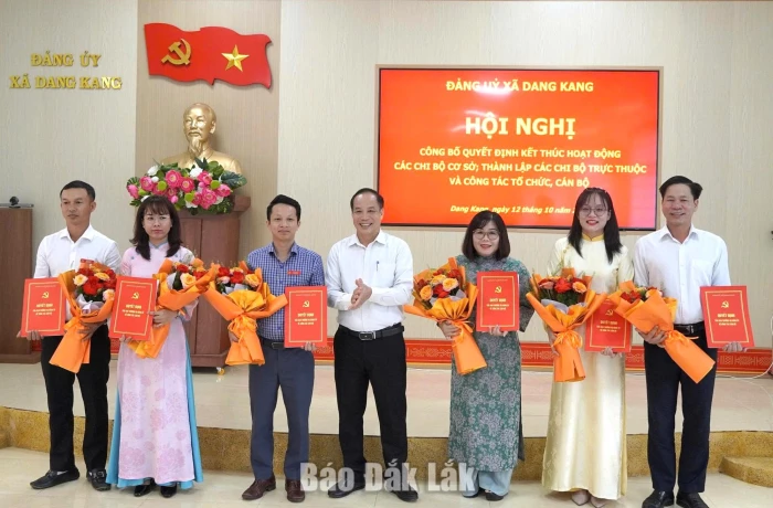 Xã Dang Kang công bố quyết định về tổ chức đảng và công tác cán bộ