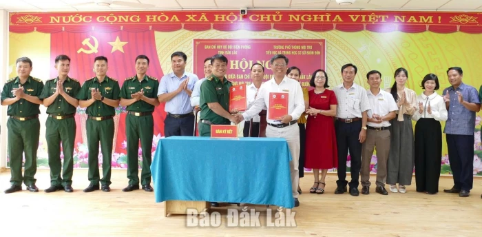 Bộ đội biên phòng kết nghĩa với Trường Phổ thông nội trú Tiểu học và THCS Buôn Đôn