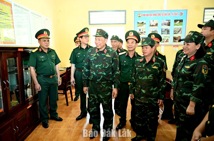 Đoàn công tác Học viện Quốc phòng thăm, làm việc với Trung đoàn Bộ binh 66