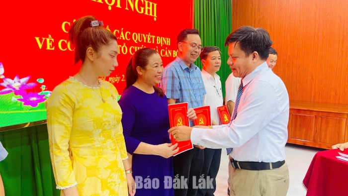 Xã Ea Nuôl công bố quyết định thành lập chi bộ trực thuộc Đảng bộ xã