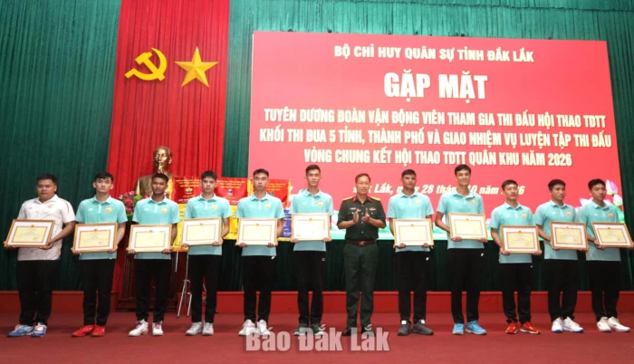 Biểu dương Đoàn vận động viên giành thành tích cao tại hội thao Quân khu