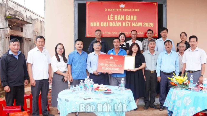 Xã Ea Ning bàn giao 2 căn nhà Đại đoàn kết cho hộ nghèo