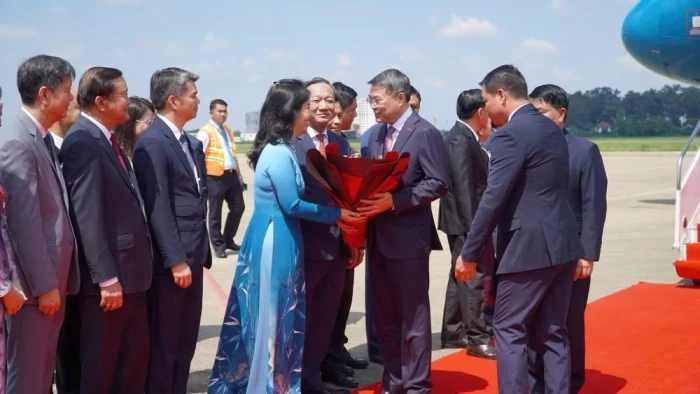 Thủ tướng Lê Minh Hưng tới Thủ đô Viêng Chăn bắt đầu chuyến thăm chính thức Lào