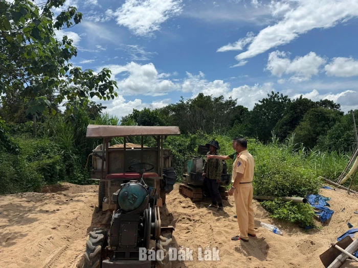 Phát hiện, lập biên bản 1 trường hợp khai thác cát trái phép