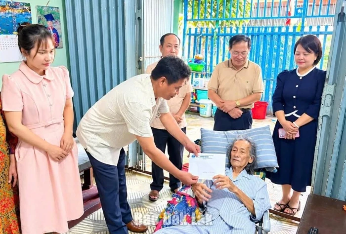 Phường Tân An hỗ trợ 15 triệu đồng cho các hộ khó khăn, mắc bệnh hiểm nghèo