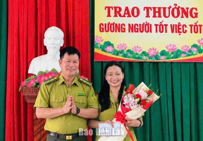 Biểu dương nữ kiểm lâm nhặt được nhẫn vàng, trả lại người đánh rơi