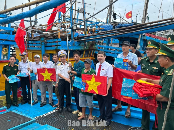 Lữ đoàn 682 tặng cờ Tổ quốc cho ngư dân phường Phú Yên