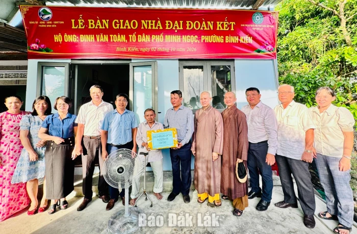 Bàn giao nhà Đại đoàn kết cho hộ cận nghèo phường Bình Kiến