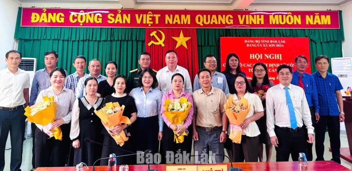 Xã Sơn Hòa công bố quyết định thành lập 10 chi bộ trực thuộc Đảng ủy xã