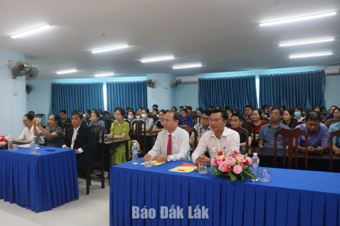  Bồi dưỡng lý luận chính trị cho đảng viên mới