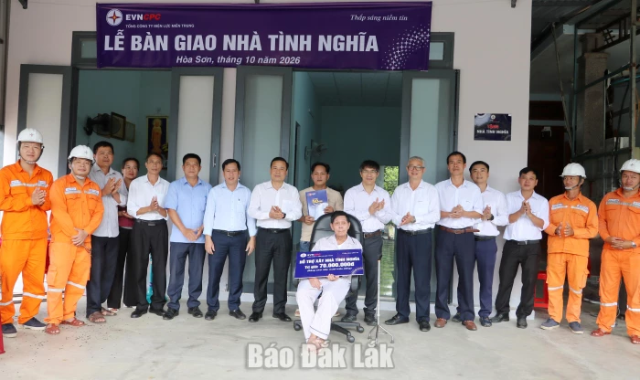 Điện lực Đắk Lắk trao nhà tình nghĩa cho thân nhân liệt sĩ