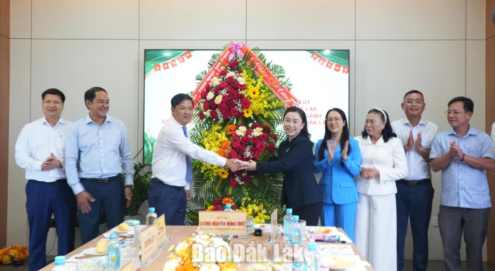 Bí thư Tỉnh ủy Lương Nguyễn Minh Triết thăm, chúc mừng doanh nghiệp nhân Ngày Doanh nhân Việt Nam