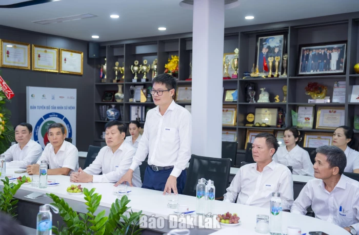 Đồng chí Cao Thị Hòa An thăm, chúc mừng Simexco DakLak nhân Ngày Doanh nhân Việt Nam