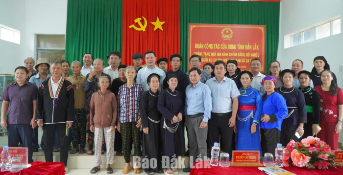 Chủ tịch UBND tỉnh Đỗ Hữu Huy làm việc tại xã Ea Ly
