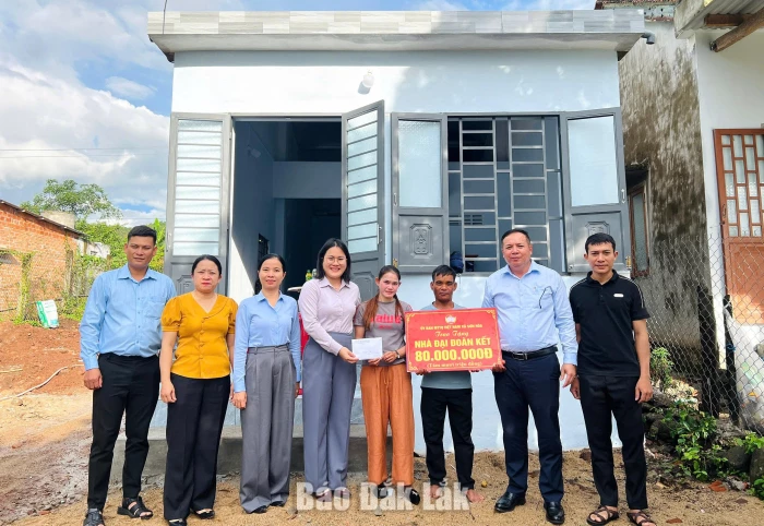 Xã Sơn Hòa bàn giao nhà Đại đoàn kết cho 2 hộ nghèo