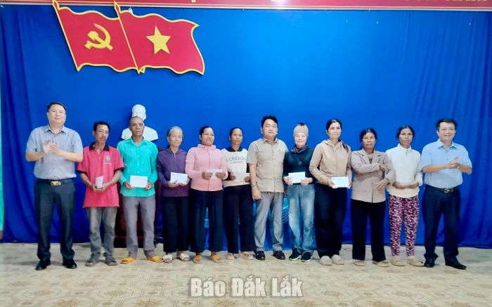Hỗ trợ người dân xã Dur Kmăl khắc phục hậu quả thiên tai
