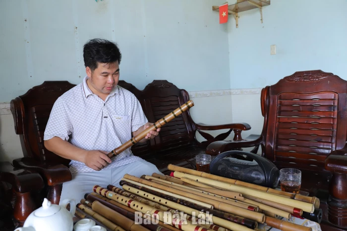 Hoàng Văn Bảo lan tỏa tình yêu với nhạc cụ dân tộc