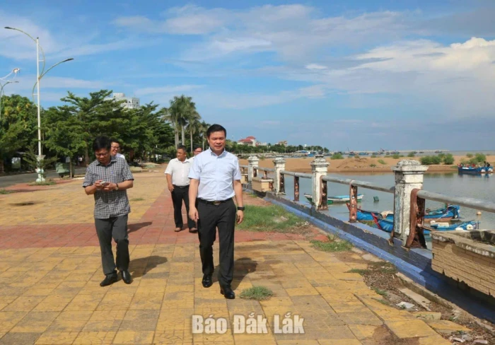 Chủ tịch UBND tỉnh Đỗ Hữu Huy kiểm tra tiến độ thi công kè Bạch Đằng