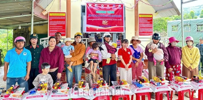 Tặng 100 suất quà cho học sinh các xã Ea Ktur, Yang Mao