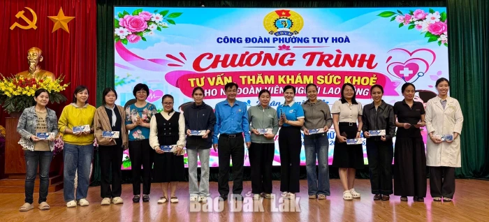 Gần 100 lao động nữ được tư vấn, khám sức khỏe