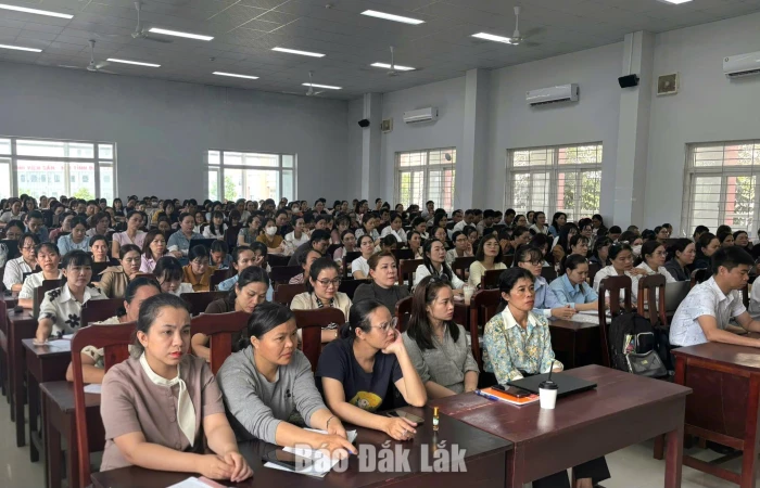 Tập huấn công tác y tế trường học cho 300 cán bộ, nhân viên