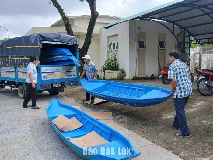 Phá thế cô lập vùng xung yếu trong bão lũ