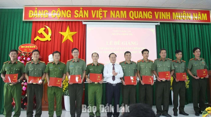 Bế giảng lớp Trung cấp lý luận chính trị A55-CT