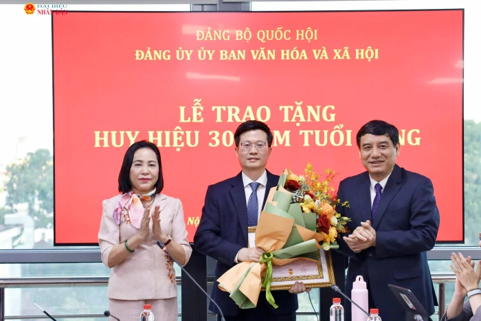 Phó Chủ tịch Quốc hội Nguyễn Thị Thanh dự Lễ Trao tặng huy hiệu 30 năm tuổi Đảng