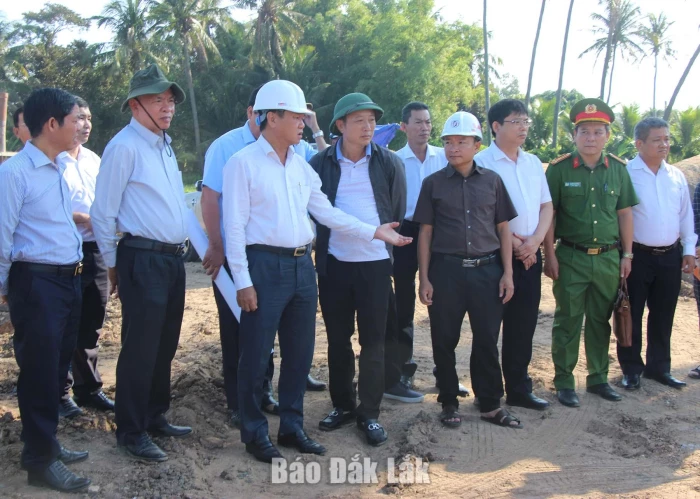 Phó Chủ tịch UBND tỉnh Đào Mỹ kiểm tra tiến độ giải phóng mặt bằng đường ven biển