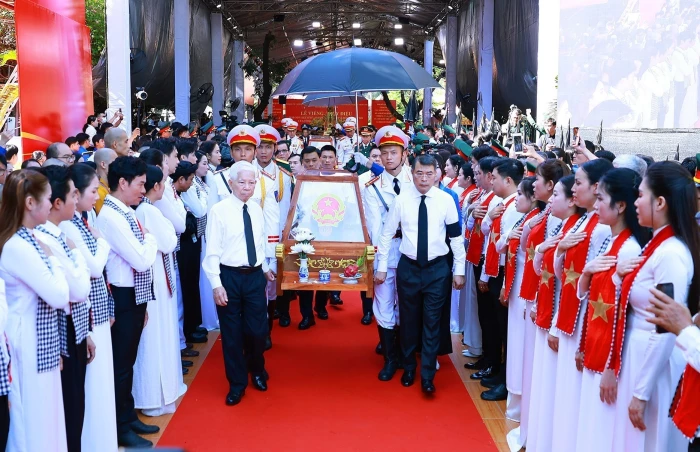 Thủ tướng Lê Minh Hưng dự lễ viếng, truy điệu 731 liệt sỹ được quy tập tại công viên Lê Thị Riêng về an táng tại Nghĩa trang liệt sĩ Thành phố Hồ Chí Minh