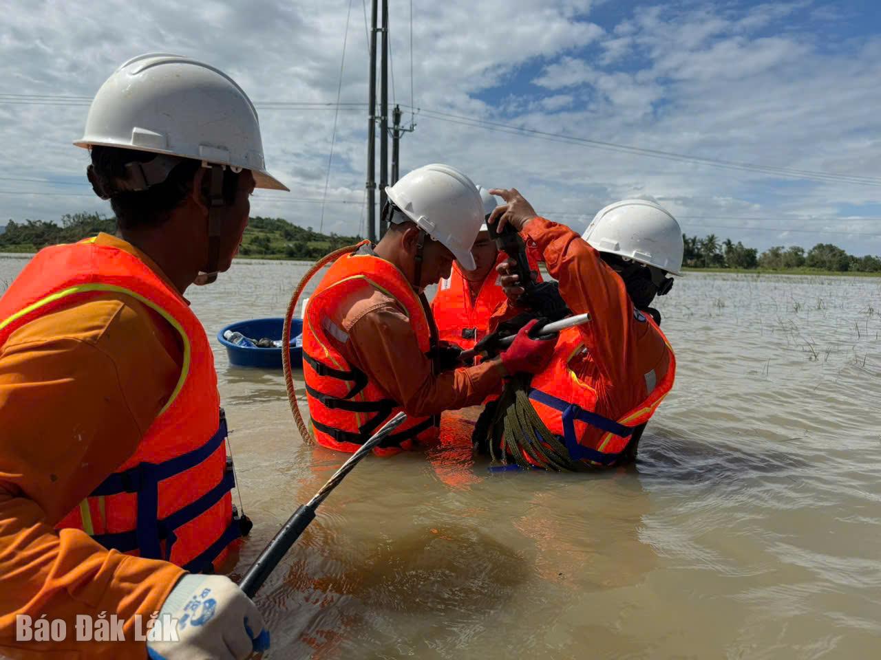 Dốc toàn lực khôi phục lưới điện