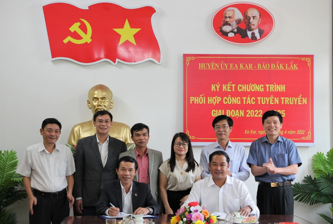 Báo Đắk Lắk và Huyện ủy Ea Kar ký kết chương trình phối hợp tuyên truyền