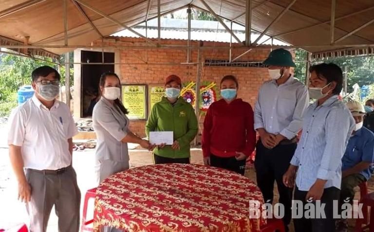 Ủy ban MTTQ Việt Nam huyện Ea Kar thăm, hỗ trợ hai trường hợp đuối nước tại xã Cư Bông