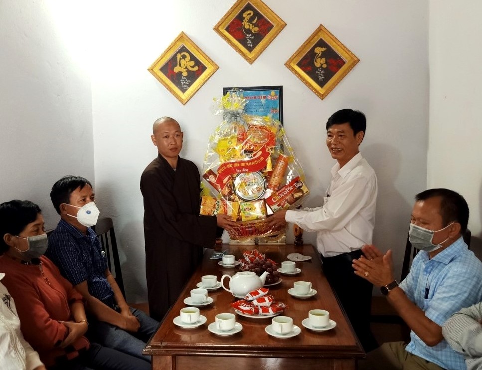 Lãnh đạo huyện Ea Kar thăm, chúc mừng nhân kỷ niệm Ngày thành lập Giáo hội Phật giáo Việt Nam