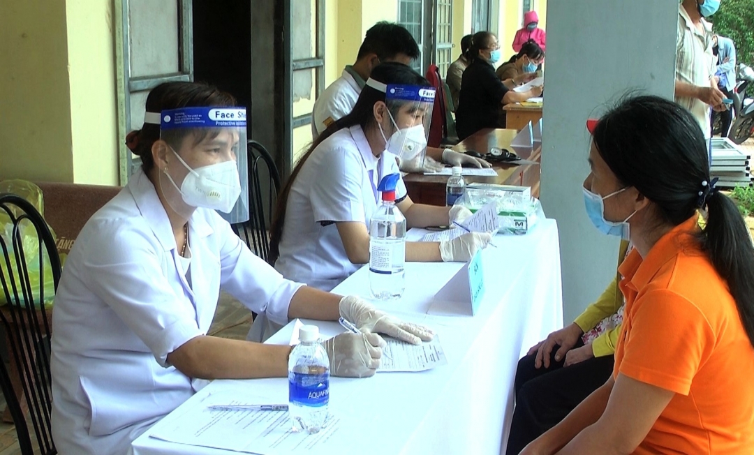 Huyện Ea Kar triển khai tiêm 33.600 liều vắc xin cho người dân tại 8 xã, thị trấn