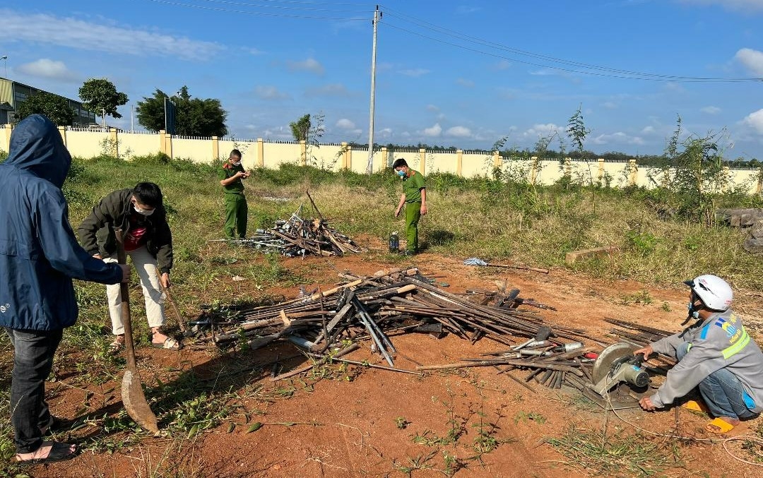 Công an huyện Ea Kar tổ chức tiêu hủy vũ khí, vật liệu nổ, công cụ hỗ trợ