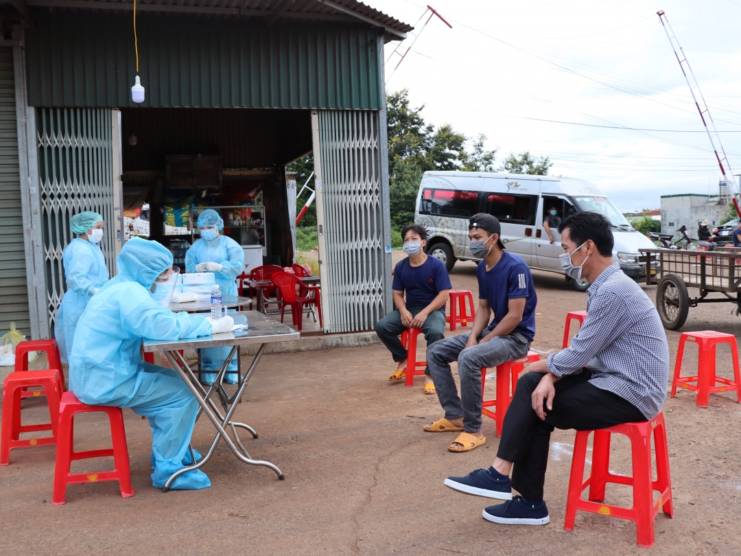 Nhân viên y tế lấy thông tin dịch tễ của tiểu thương và người dân tại Chợ đầu mối Tân Hòa, phường Tân Hòa (TP. Buôn Ma Thuột).