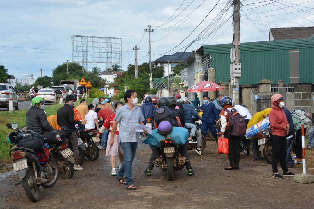 Nhiều công dân của tỉnh trở về từ vùng dịch bằng phương tiện cá nhân vào hồi tháng 7-2021.