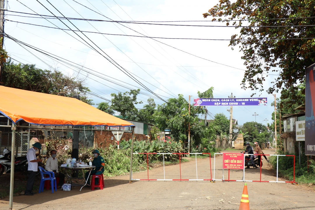 Chốt phong tỏa phòng, chống dịch COVID-19 tại xã Ea Bhốk, huyện Cư Kuin.