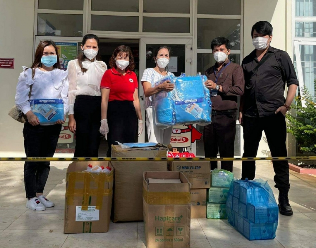 Lãnh đạo Hội Chữ thập đỏ TP. Buôn Ma Thuột và các mạnh thường quân trao tặng các thiết bị bảo hộ cho lãnh đạo Trung tâm Y tế thành phố.